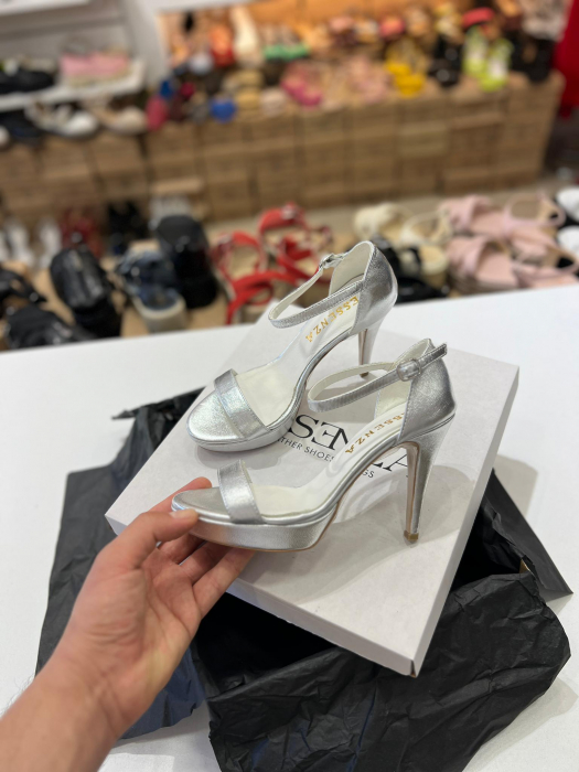 Sandale cu platforma, din piele laminata argintie. [2]