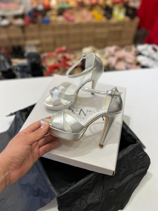 Sandale cu platforma, din piele laminata argintie [3]