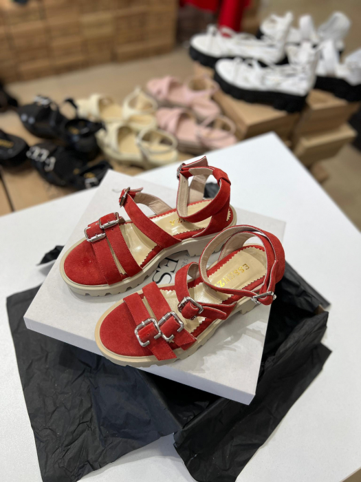 Sandale cu talpa groasa si barete cu catarame, din piele intoarsa rosu burgund. [2]