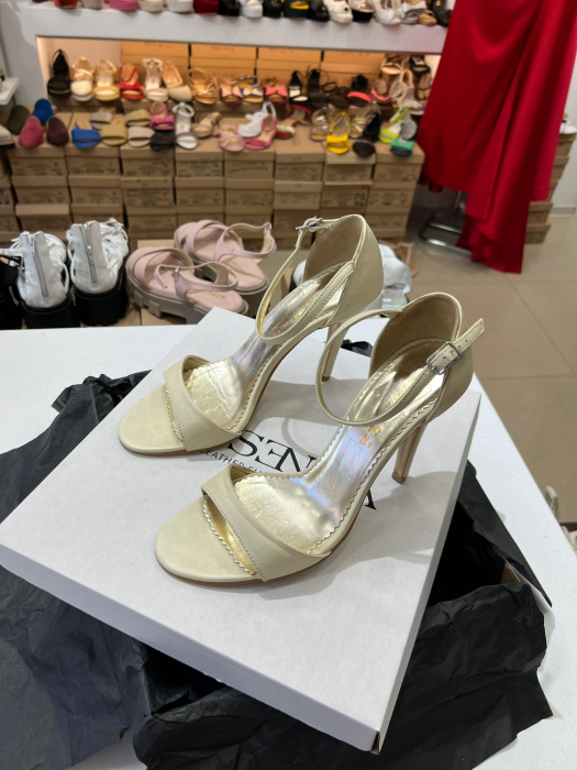 Sandale din piele aurie, cu toc stiletto. [3]