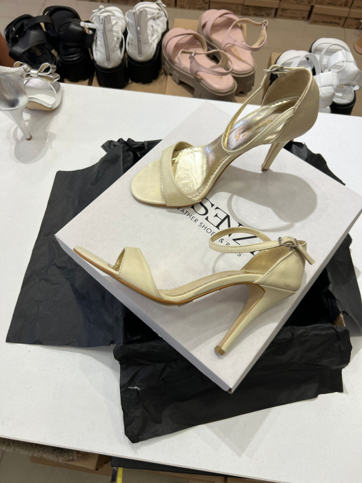 Sandale din piele aurie, cu toc stiletto. [2]