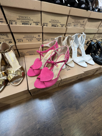 Sandale - Sandale cu fundita, din piele roz nabuc, cu accesoriu din piele in forma de inima