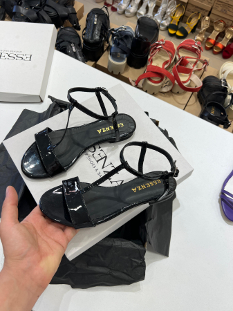 OUTLET PRIMAVARA-VARA - Sandale cu talpa joasa, cu bareta subtiri din piele lacuita neagra