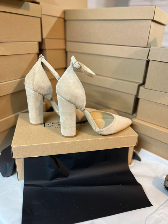 Pantofi - Pantofi din piele intoarsa roz, cu varf semi-ascutit si decupaj interior si exterior