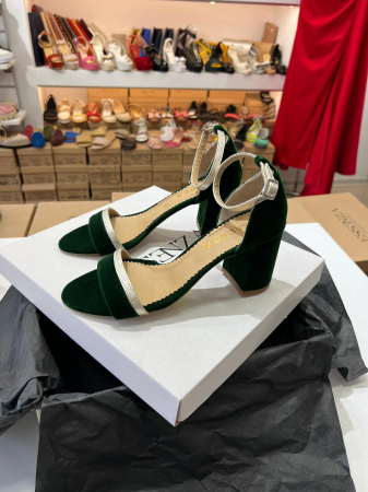 Sandale cu toc patrat, din piele laminata argintie si catifea verde. [2]