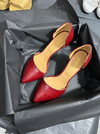 Noutati - Pantofi stiletto decupati (interior/exterior),realizati din piele naturala rosie.