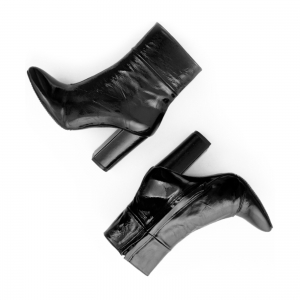 Ghete din piele lacuita neagra, [3]