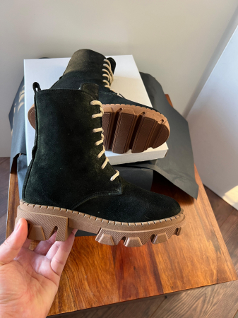 OUTLET TOAMNA-IARNA - Bocanci cu siret, din piele naturala intoarsa neagra/kaki si talpa caramel