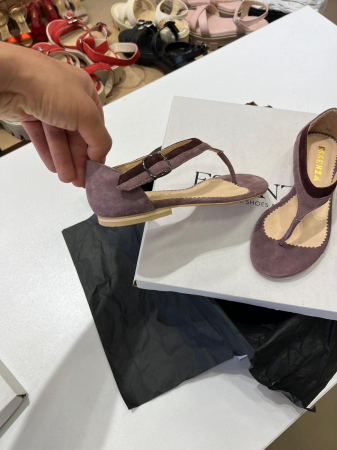 OUTLET PRIMAVARA-VARA - Sandale cu talpa joasa, cu bareta intre degete, din piele intoarsa lila si mov pruna.