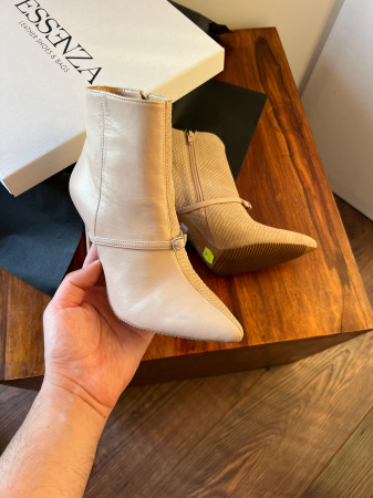 OUTLET TOAMNA-IARNA - Botine Stiletto din piele naturala bej si piele naturala intoarsa cu presaj de sarpe, accesorizate cu bareta si catarama peste rist