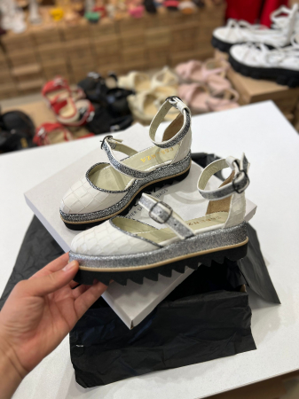 OUTLET PRIMAVARA-VARA - Pantofi decupati, din piele naturala cu textura tip croco si piele texturata in nuante de negru si argintiu.