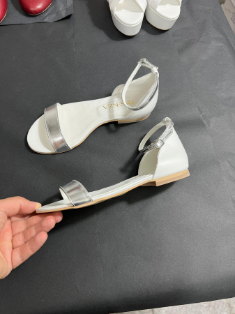 OUTLET PRIMAVARA-VARA - Sandale cu talpa joasa, din piele alba si argintie
