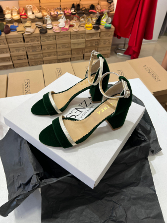 Sandale cu toc patrat, din piele laminata argintie si catifea verde. [1]