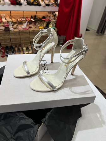 OUTLET PRIMAVARA-VARA - Sandale din piele natruala alb unt, cu bareta de la degete si una dintre baretele de la glezna din piele argintie.