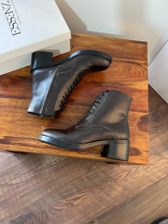 Ghete cu siret, din piele naturala maron inchis. [2]