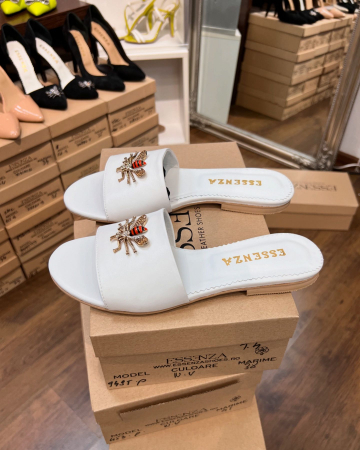 Slapi din piele naturala alba, cu accesoriu metalic [1]