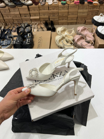 OUTLET PRIMAVARA-VARA - Pantofi cu varf ascutit decupati, cu bareta peste calcai, din piele naturala alba.