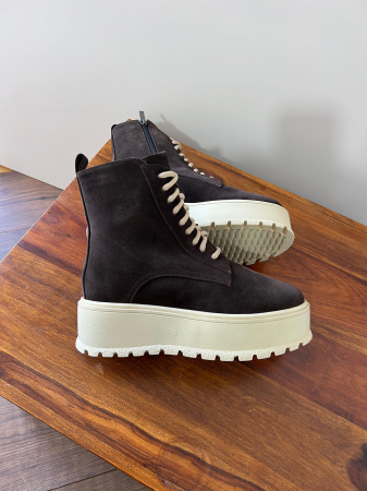 Ghete cu talpă groasă, realizati din piele naturală intoarsa maron [1]