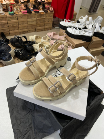 Sandale cu talpa groasa si barete cu catarame, din piele intoarsa camel. [1]