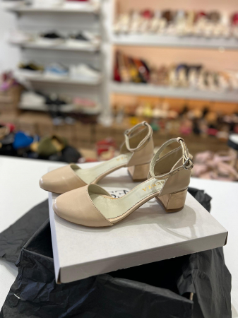 Pantofi cu varf rotund, cu decupaj si bareta la calcai, din piele nude rose si piele sidefata bronz. [2]