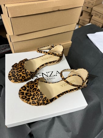 Sandale talpa chunky - Sandale cu talpa joasa, cu barete suprapuse, din piele naturala animal print.