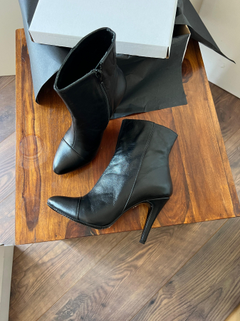 Ghete cu varf semiascutit, din piele naturala  neagra [1]