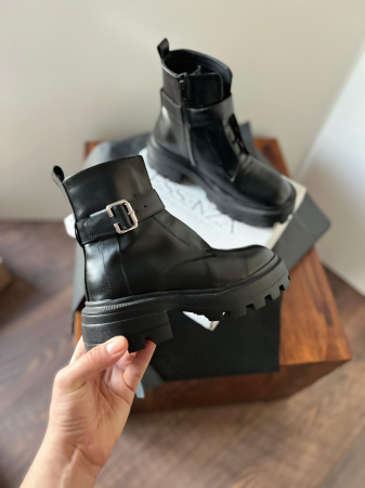 Bocanci cu catarama si siret, din piele naturala neagra . [2]