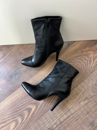 Ghete cu varf semiascutit, din piele naturala  neagra [3]