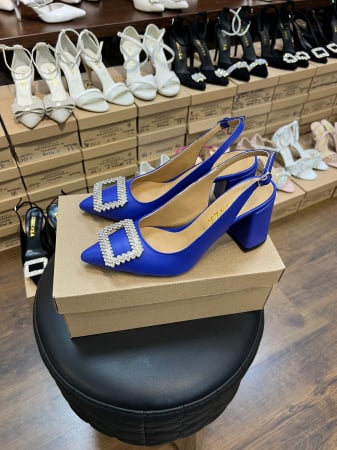 Pantofi cu varf ascutit decupati la spate, din piele naturala albastru, cu accesoriu stralucitor [3]