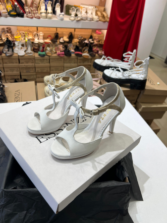 OUTLET PRIMAVARA-VARA - Sandale din piele alba si aurie, cu toc de 9cm.