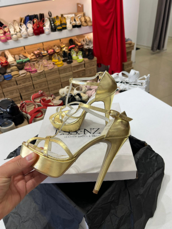 OUTLET PRIMAVARA-VARA - Sandale cu barete, din piele laminata, auriu , cu toc de 14cm si platforma de 3cm.
