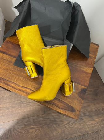 OUTLET TOAMNA-IARNA - Ghete din piele galbena, cu toc gros de 8.5 cm, ce confera stabilitate.