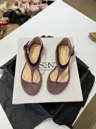 Sandale cu talpa joasa, cu bareta intre degete, din piele intoarsa lila si mov pruna. [2]