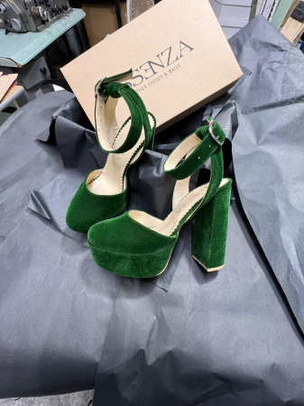 Pantofi din catifea verde [1]