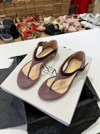 Sandale cu talpa joasa, cu bareta intre degete, din piele intoarsa lila si mov pruna. [1]