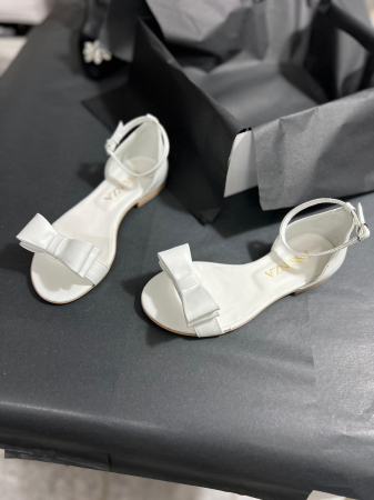 Noutati - Sandale cu talpa joasa, din piele naturala alba, cu fundite