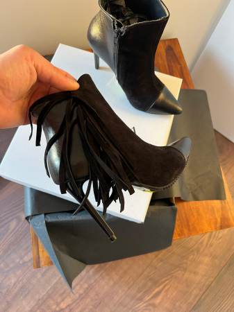 Botine Stiletto din piele intoarsa neagra si piele normala,accesorizate cu franjuri pe partea de lateral exterior [2]