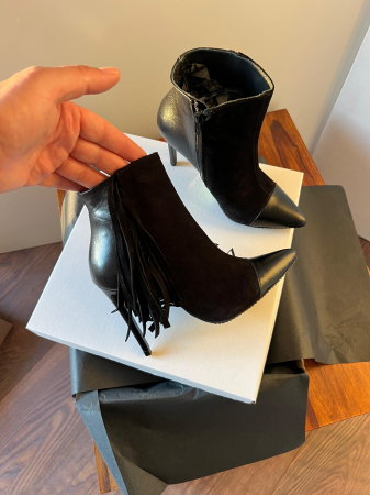 Botine Stiletto din piele intoarsa neagra si piele normala,accesorizate cu franjuri pe partea de lateral exterior [1]