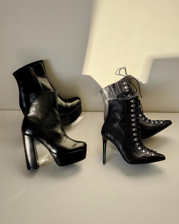 REDUCERI - Botine cu siret si capse metalice, din piele neagra cu sclipici