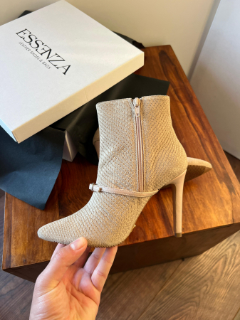 Botine Stiletto din piele naturala bej si piele naturala intoarsa cu presaj de sarpe, accesorizate cu bareta si catarama peste rist [2]