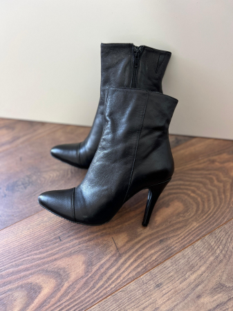 Ghete cu varf semiascutit, din piele naturala  neagra [2]