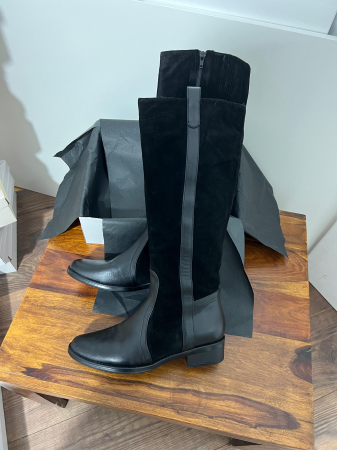 OUTLET TOAMNA-IARNA - Cizme din piele neagra si piele intoarsa neagra, cu talpa joasa. Inspirate din echipamentul de calarie,aceste cizme realizate din piele  sunt potrivite intregului sezon rece.