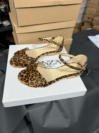 Sandale cu talpa joasa, cu barete suprapuse, din piele naturala animal print. [1]