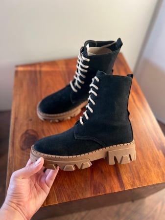 Bocanci cu siret, din piele naturala intoarsa neagra si talpa caramel [1]