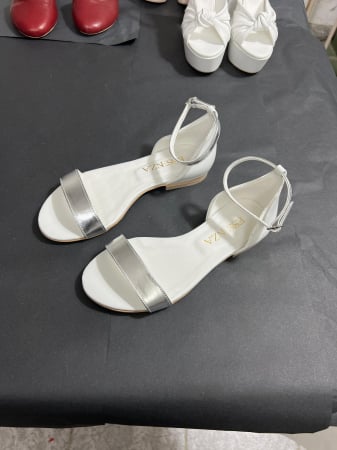 Sandale cu talpa joasa, din piele alba si argintie [1]