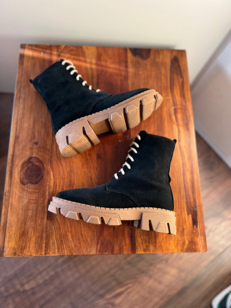 OUTLET TOAMNA-IARNA - Bocanci cu siret, din piele naturala intoarsa neagra si talpa caramel