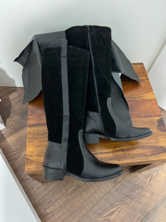 Cizme din piele neagra si piele intoarsa neagra, cu talpa joasa. Inspirate din echipamentul de calarie,aceste cizme realizate din piele  sunt potrivite intregului sezon rece. [1]