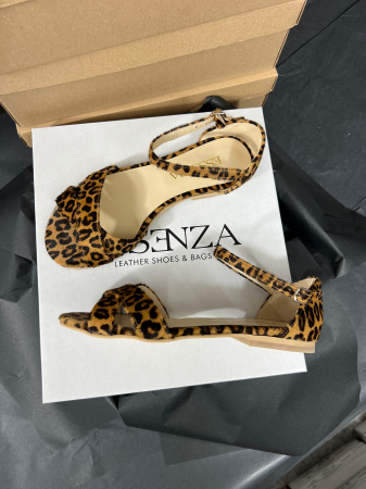 Sandale - Sandale cu talpa joasa, cu barete suprapuse, din piele naturala animal print.