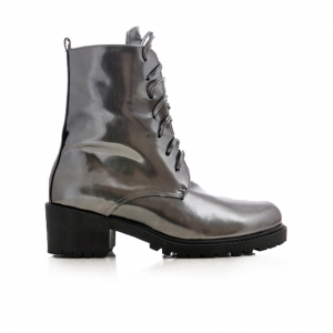 INCALTAMINTE - Bocanci cu siret, din piele metalizata lacuita, platina