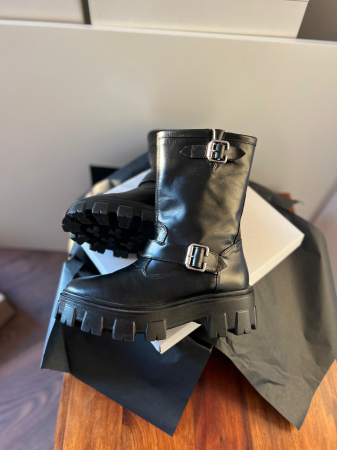 OUTLET TOAMNA-IARNA - Bocanci cu catarame metalice, din piele naturala neagra.